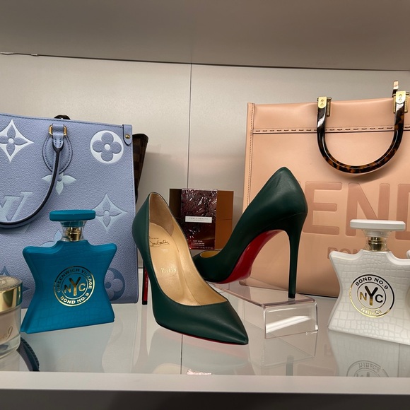 Elegant Green Christian Louboutin Leather Pumps authentic - Picture 3 of 5